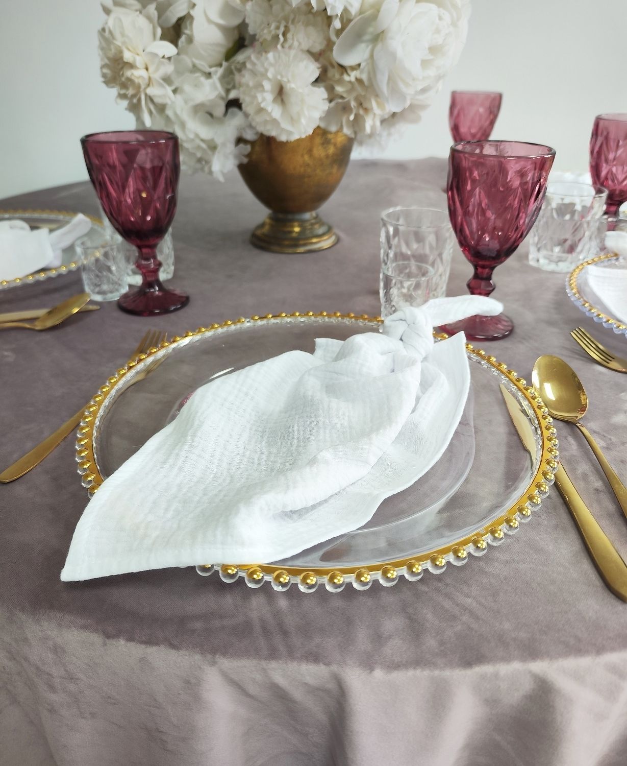 Serwetki muślinowe w kolorze białym - doskonały dodatek do wesel, bankietów i eventów. Idealnie pasują do różnych stylów dekoracji, w tym romantycznych, rustykalnych, vintage oraz eleganckich i luksusowych. Wynajmij teraz, aby dodać elegancji i wyjątkowości swojemu wydarzeniu! Serwetka muślinowa biała