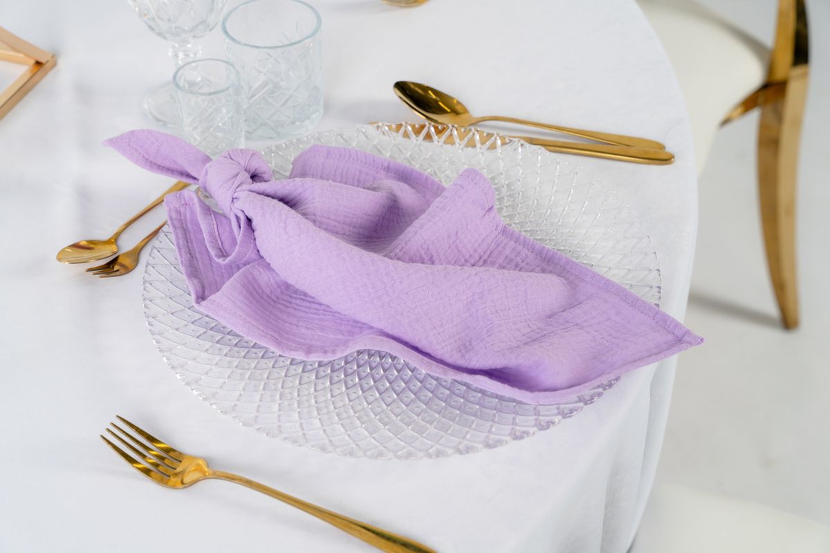 Detal muślinowej serwetki liliowej – lekka, naturalna tkanina bawełniana idealna do romantycznej florystyki