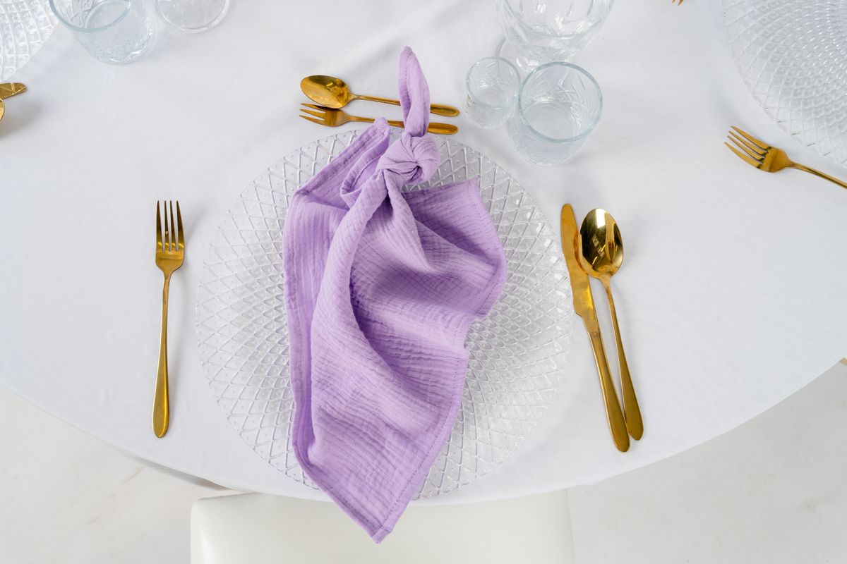 Liliowa serwetka z muślinu w stylu Modern Classic – chłodny pastelowy fiolet jako dekoracja stołu weselnego