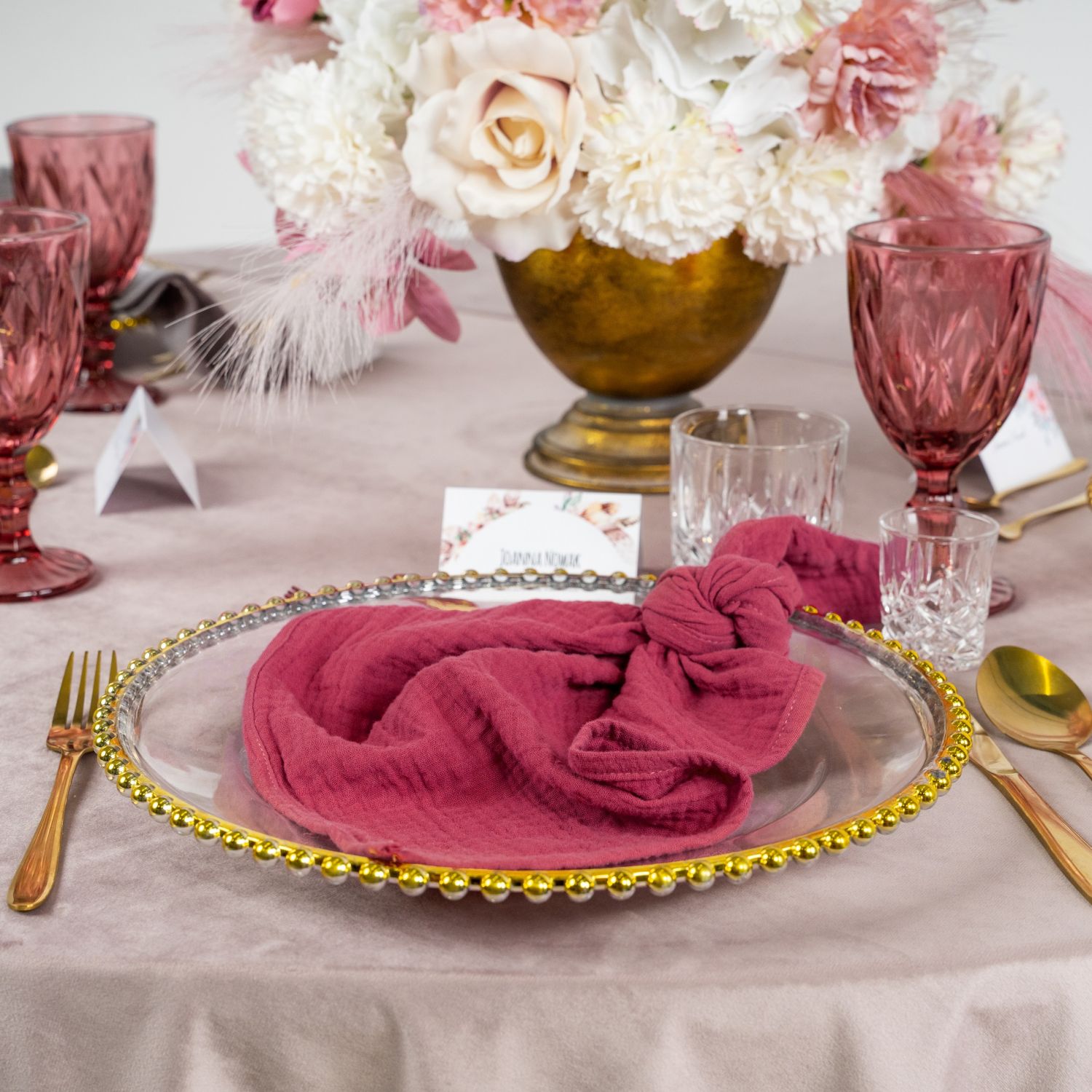 Serwetka muslinowa w kolorze magenta - wyrazisty dodatek do każdej aranżacji stołu. Serwetka muslinowa magenta