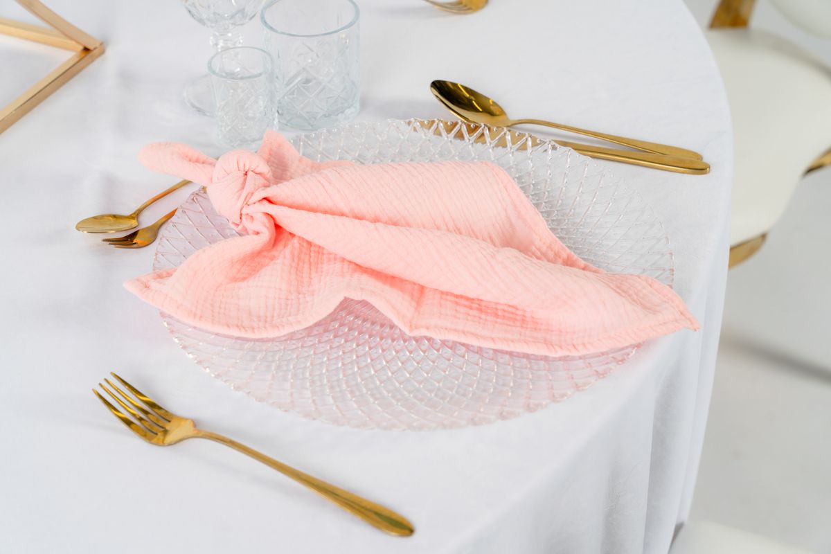 Serwetka muślinowa łososiowa na wynajem – bawełniana tkanina w odcieniu brzoskwiniowym o strukturze crinkle, idealna na letnie przyjęcia.