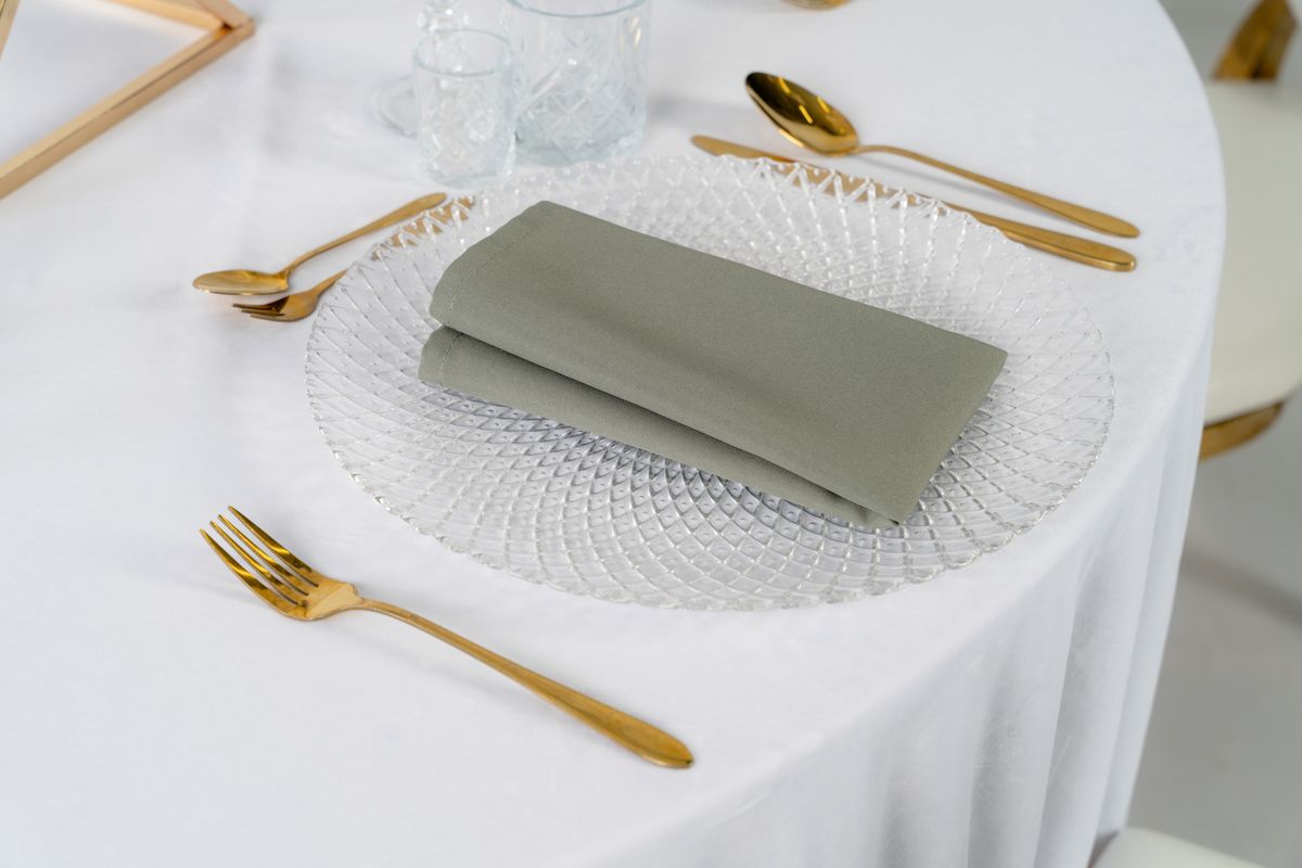 Serwetka oliwkowa poliester na wynajem – gładka tkanina bankietowa w odcieniu stonowanej zieleni, odporna na zagniecenia i plamy.