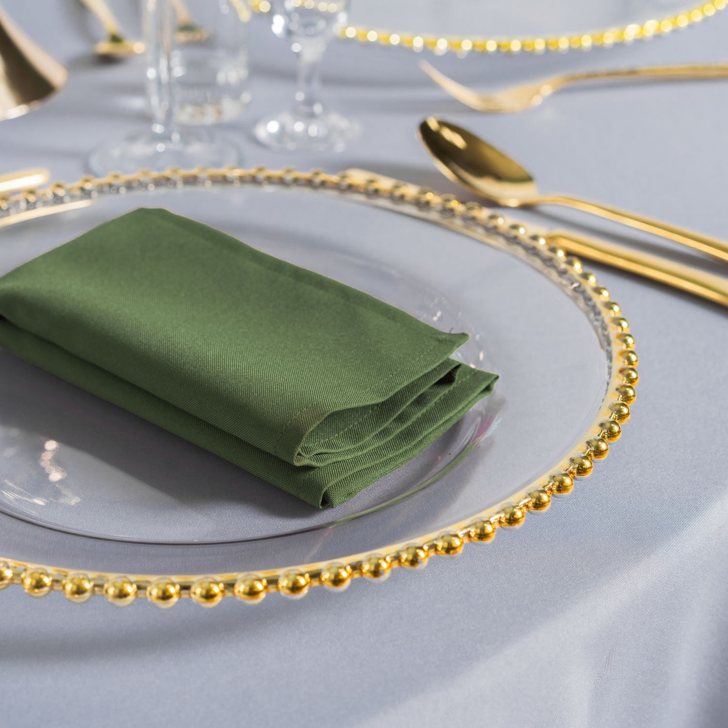 Serwetka w kolorze oliwkowym - idealny dodatek do aranżacji stołu na event lub wesele, pasuje do stylów vintage, boho, rustykalnego i minimalistycznego. Serwetka oliwkowa