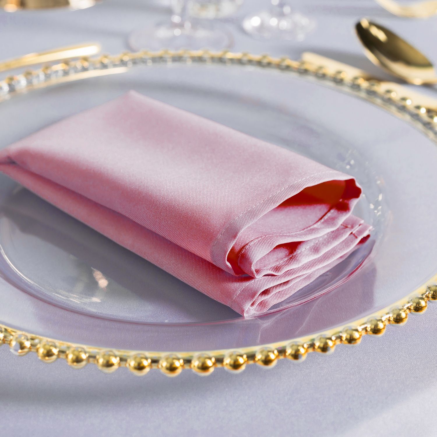 Serwetki w kolorze różowym - Dodaj romantyczny urok swojemu wydarzeniu! Doskonałe na eventy i wesela, idealnie pasujące do stylów romantycznego, vintage, boho i klasycznego. Serwetka różowa