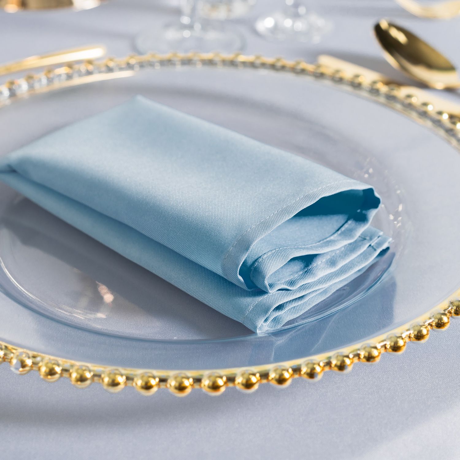 Serwetki w kolorze sky blue - idealny dodatek do Twojego eventu lub wesela! Pasujące do stylów rustykalnego, boho i minimalistycznego. Serwetka sky blue