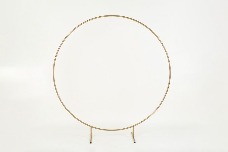 Stelaż w kształcie koła - idealne rozwiązanie na wesele i event! Wynajmij już dziś, aby nadać swojej uroczystości wyjątkowy charakter. Elegancja, styl i niepowtarzalność! Stelaż koło