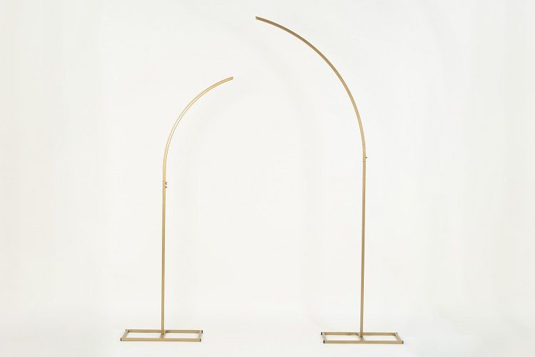 Stelaż w kształcie łuków do wynajęcia na wesele i event - eleganckie rozwiązanie aranżacyjne | Wypożyczalnia dekoracji eventowych Stelaż łuki