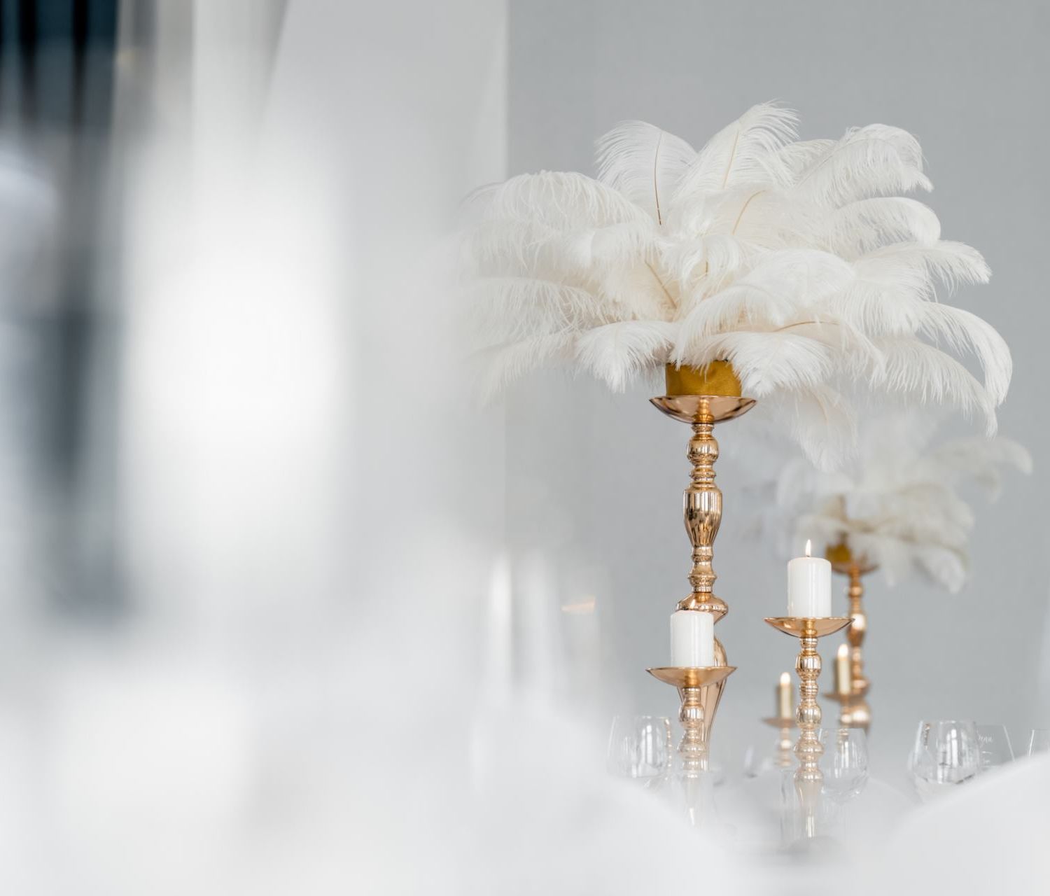 Strusie pióra w stylu Glamoure Warszawa, Poznań, Łódź, Gdańsk, Rzeszów, Kraków - wynajem w wypożyczalni dekoracji ślubnych Powiedz tak z wysyłką na całą Polskę przepiękne strusie pióra 45-55 cm Fot: Imagine Weddings