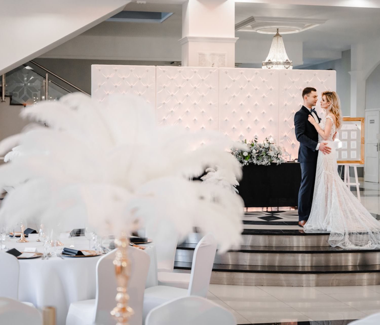 Strusie pióra w stylu great gatsby wielkiego gatsby w stylu lat 80tych na wesela w stylu glamoure wynajem dekoracji i piór z wysyłką na terenie całej Polski Fot: Imagine Weddings