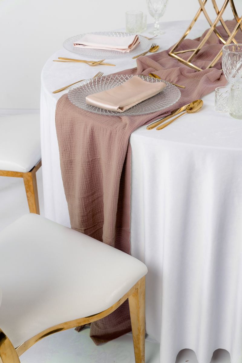 Bieżnik muślinowy Dusty Pink (brudny róż) artystycznie udrapowany na środku stołu weselnego – romantyczna dekoracja stołu w stylu Modern Boho i Timeless Classic, wynajem tekstyliów eventowych
