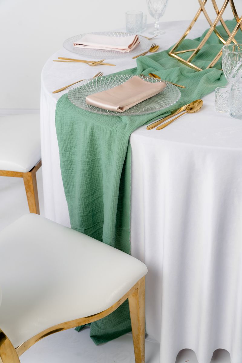 Marszczony bieżnik muślinowy w kolorze terakoty na drewnianym stole – dekoracja stołu w stylu Boho i Rustic, wynajem tekstyliów weselnych typu gauze.