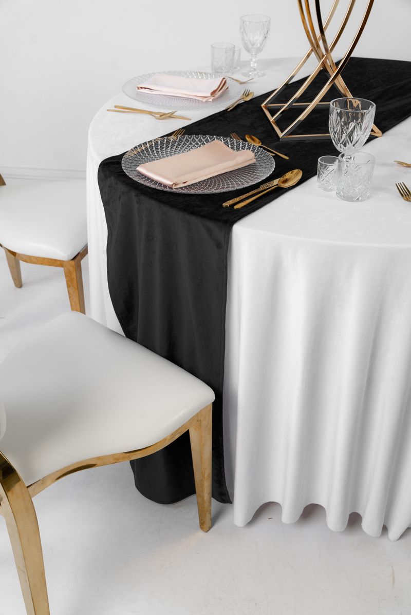 Czarny bieżnik welurowy na białym obrusie, styl Black Tie Elegance, złota zastawa i czarne świece, luksusowa wypożyczalnia tekstyliów Black Velvet