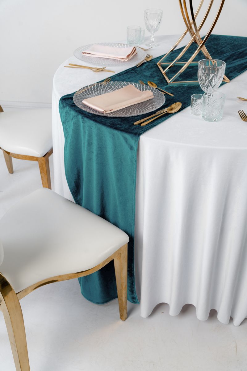 Bieżnik welurowy dusty blue na białym obrusie, styl Fine Art Wedding, srebrna zastawa i kryształowe kieliszki, luksusowa wypożyczalnia tekstyliów w kolorze brudnego błękitu