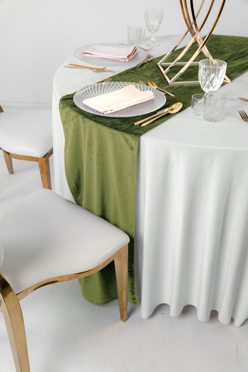 Groszkowy bieżnik welurowy na drewnianym stole weselnym, styl Sage Green Wedding, złota zastawa i białe kwiaty, luksusowa wypożyczalnia tekstyliów eventowych