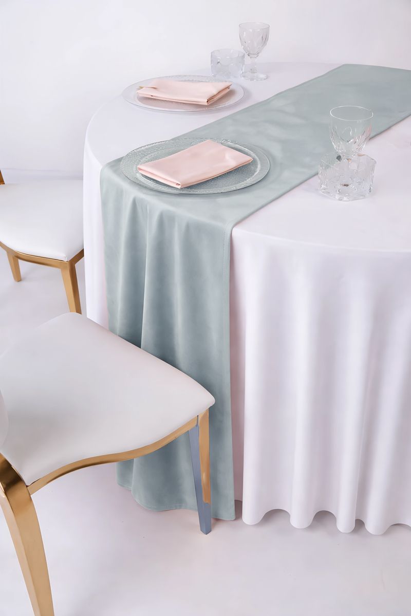Bieżnik welurowy w kolorze srebrnej mięty na białym obrusie ze srebrną zastawą – styl Fine Art i Modern Botanical, luksusowy wynajem tekstyliów ślubnych