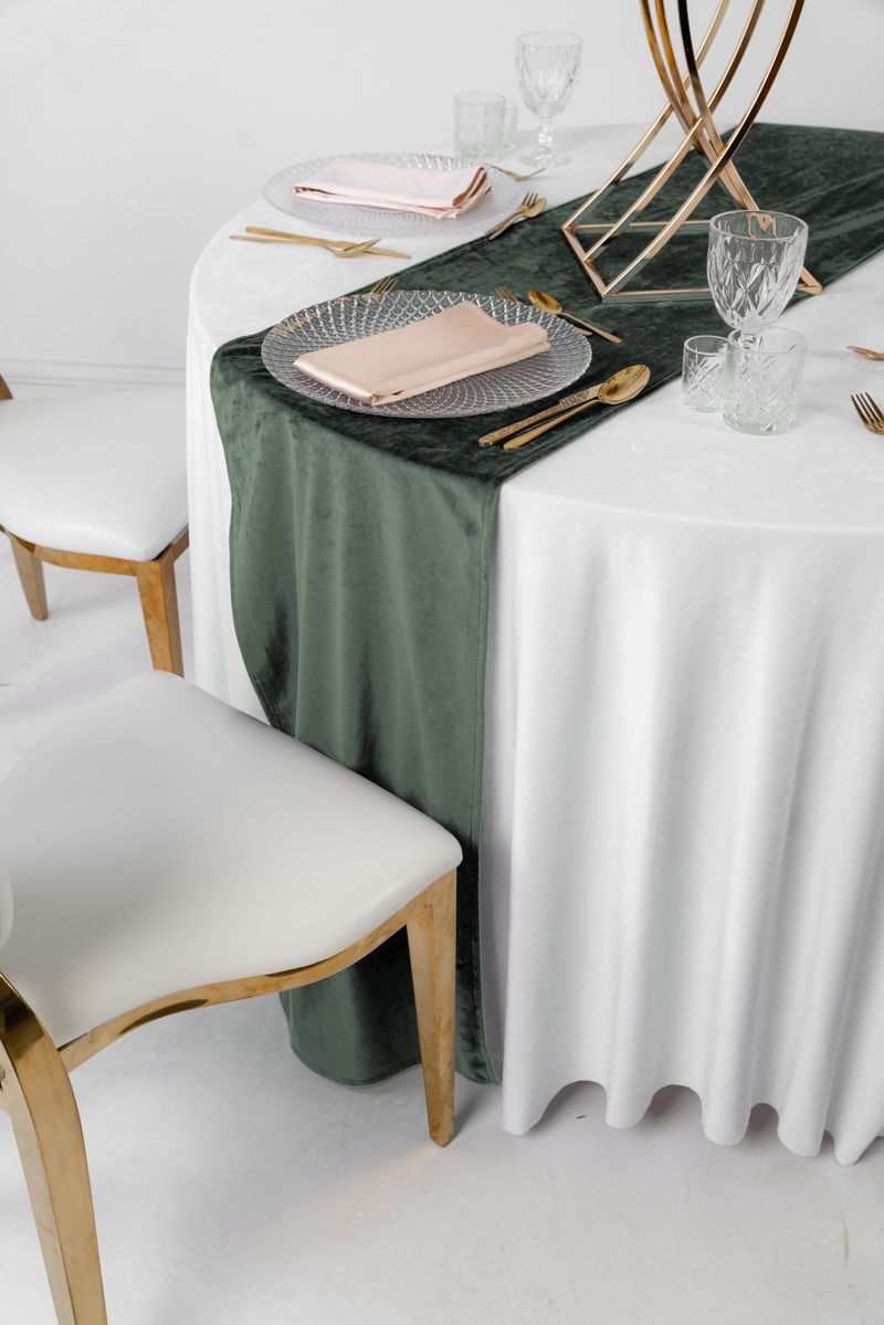 Dekoracja stołu weselnego z szałwiowym bieżnikiem welurowym, złotymi sztućcami i eukaliptusem – styl Modern Botanical, wynajem tekstyliów premium