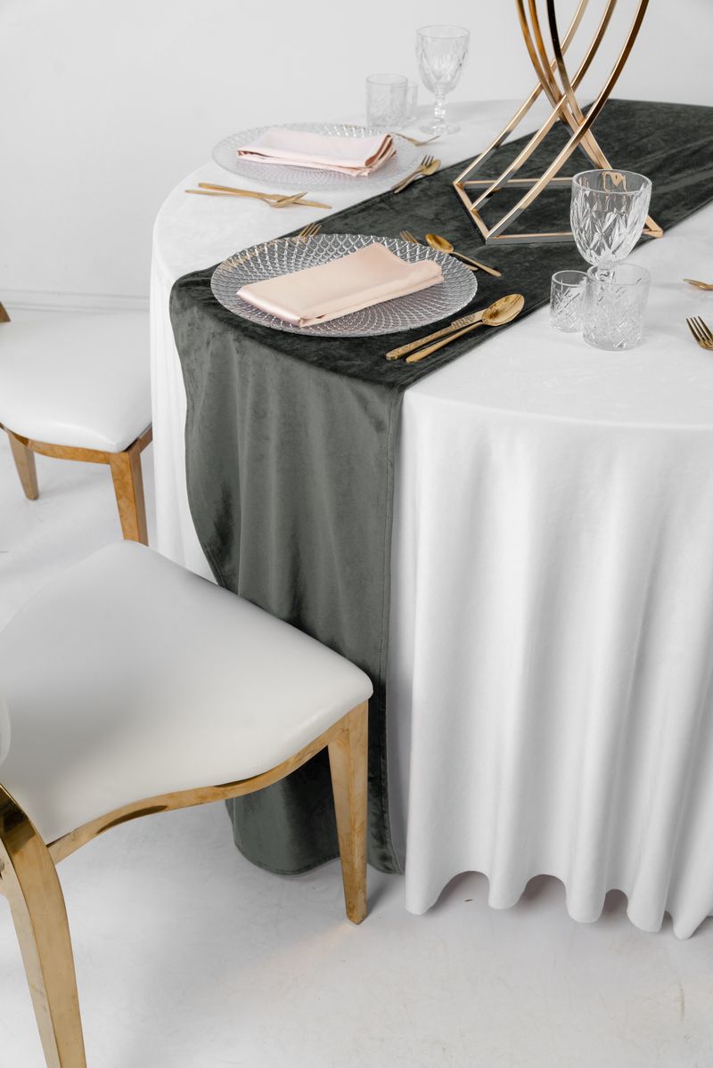 Szary bieżnik welurowy na białym obrusie, styl Modern Minimalist, srebrna zastawa i szklane świeczniki, luksusowa wypożyczalnia tekstyliów eventowych Slate Grey