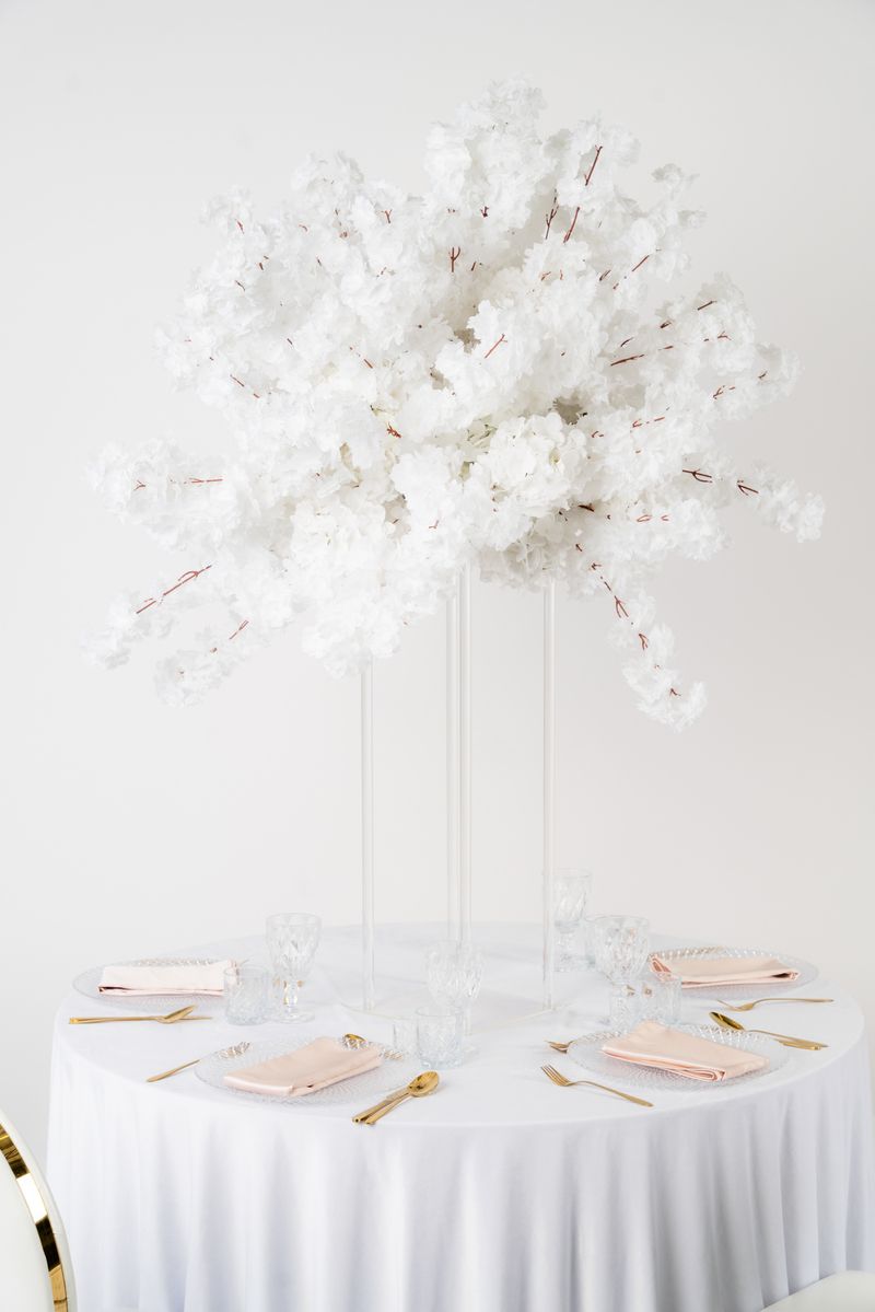 Transparentny kwietnik geometryczny na wynajem – przezroczysty stojak kolumnowy z akrylu do dekoracji eventowych.