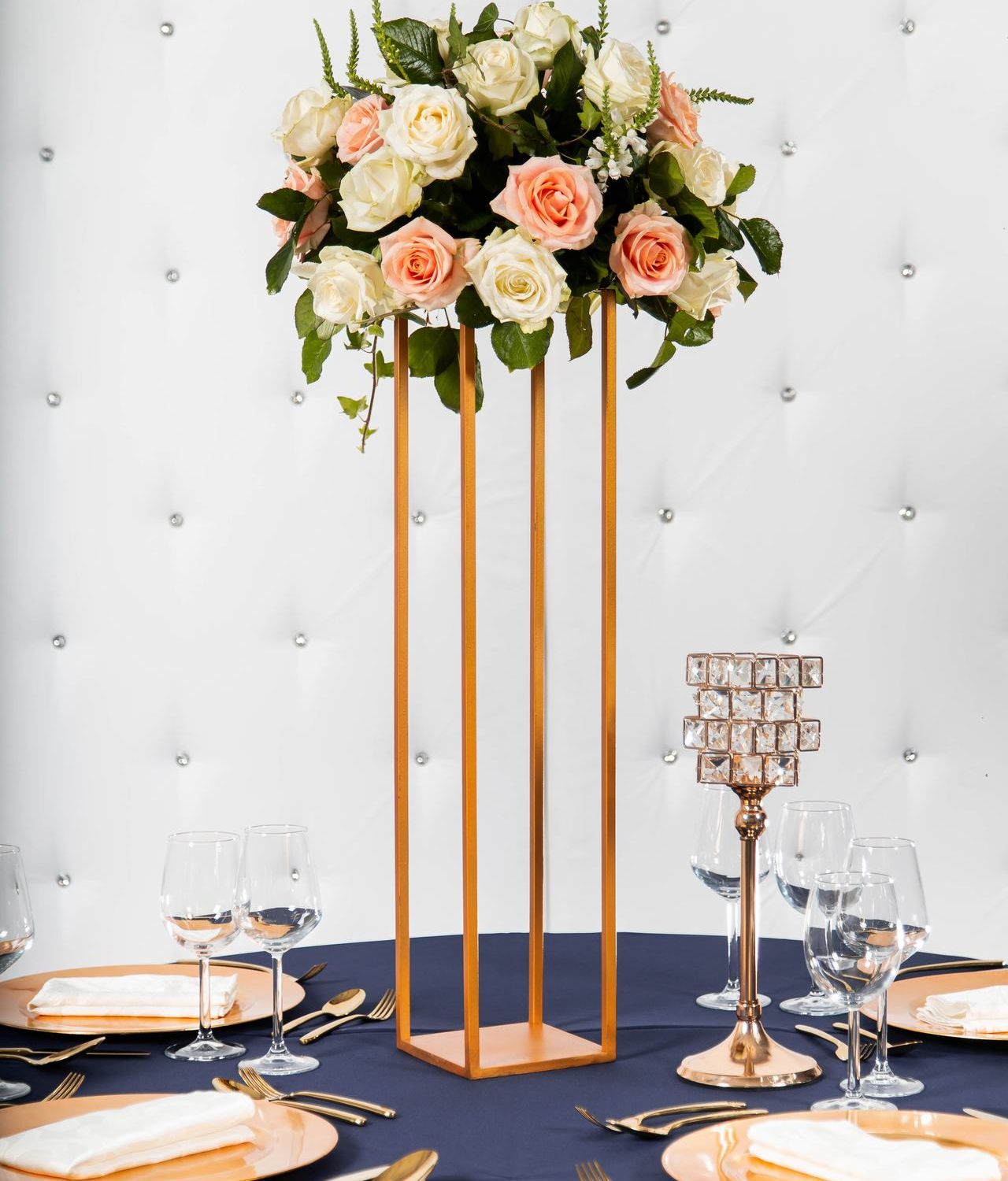 Kwietnik geometryczny złoty w inspiracjach ślubnych i weselnych dekoracjeślubne artykuły dekoracyjne na wesele kwietniki na ślub stojaki na kwiaty do dekoracji florystki Powiedz Tak dekoracje ślubne Fot: Wave Brand