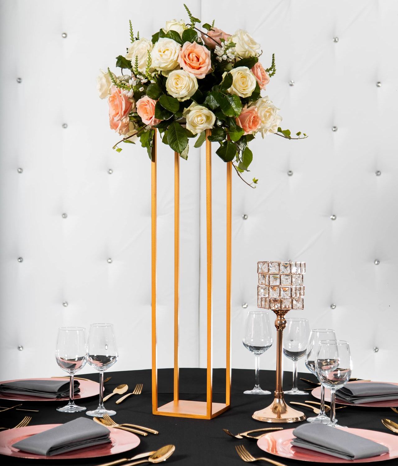 Kwietnik geometryczny złoty w inspiracjach ślubnych i weselnych dekoracjeślubne artykuły dekoracyjne na wesele kwietniki na ślub stojaki na kwiaty do dekoracji florystki Powiedz Tak dekoracje ślubne Fot: Wave Brand