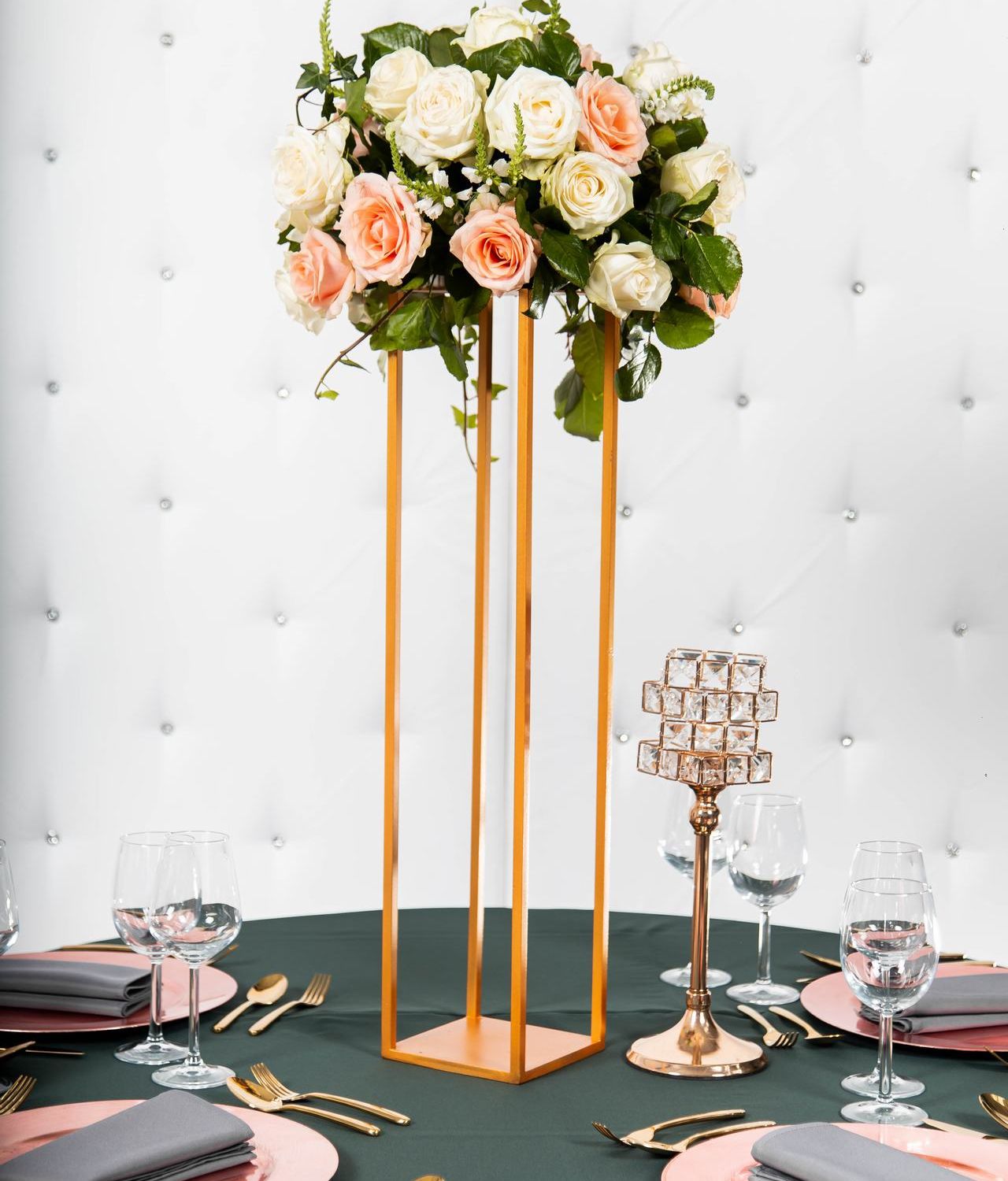 Kwietnik geometryczny złoty Powiedz Tak dekoracje ślubne złote stojaki na kwiaty inspiracje ślubne styl rustykalny styl boho podtalerze Fot: Wave Brand