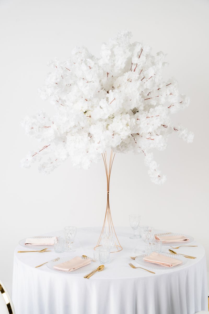 Złoty kwietnik stożek na wynajem – nowoczesny, geometryczny stojak na kwiaty o stabilnej konstrukcji.