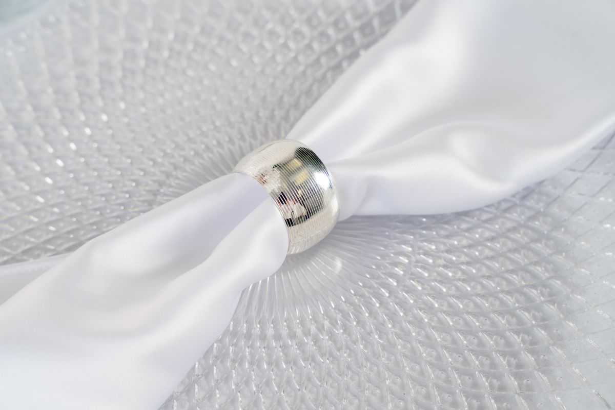 Klasyczna srebrna obrączka na serwetkę o wysokim połysku – gładki metalowy pierścień na wynajem, kolor jasne srebro