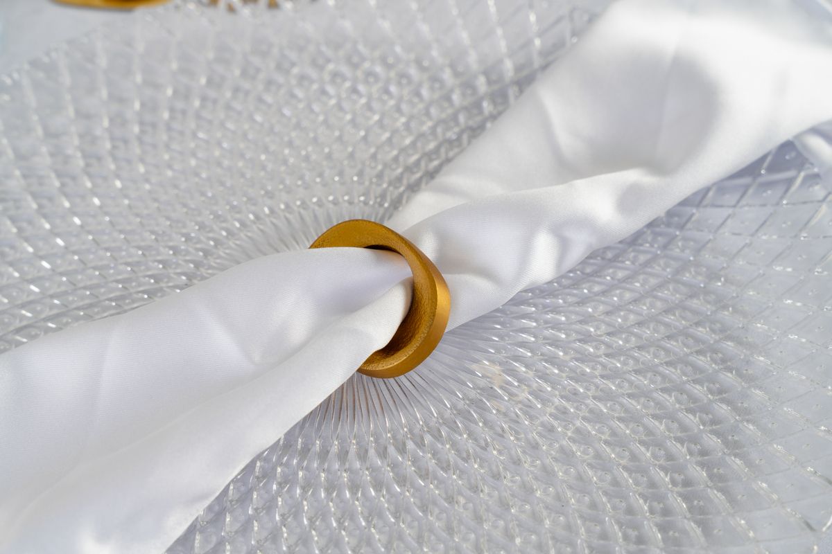 Biżuteryjny pierścień na serwetkę z kryształkami mieniący się w świetle – luksusowa obrączka na serwetki materiałowe, wypożyczalnia dekoracji eventowych.