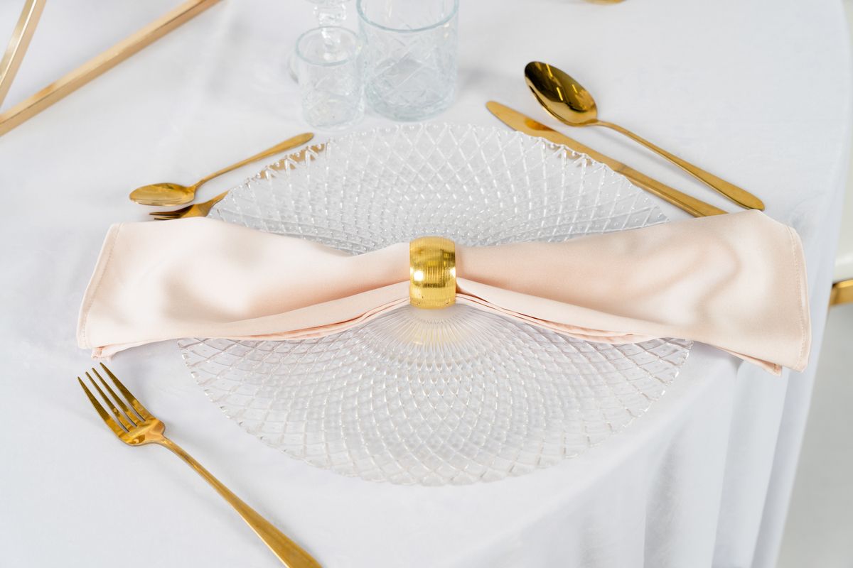 Klasyczna złota obrączka na serwetkę o wysokim połysku, elegancki pierścień do serwetek materiałowych na wynajem, wypożyczalnia dekoracji Małopolska