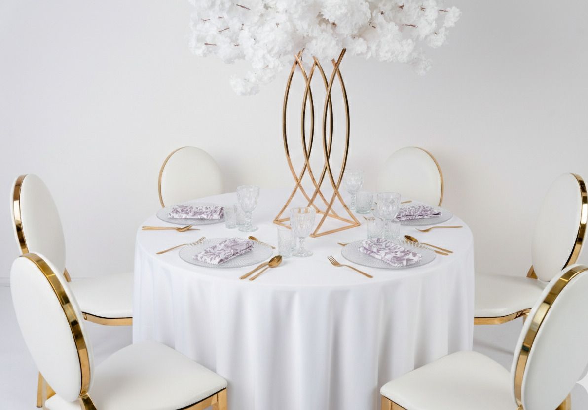 Biały obrus okrągły o wysokiej gramaturze na stole bankietowym – klasyczna baza pod dekoracje weselne, wynajem tekstyliów premium na eleganckie przyjęcia i gale