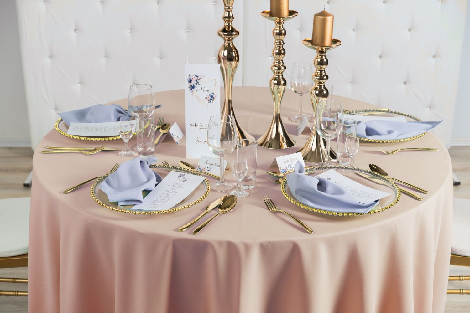 Obrus w kolorze brzoskwiniowym na wynajem Obrus w kolorze brzoskwiniowym na wynajem