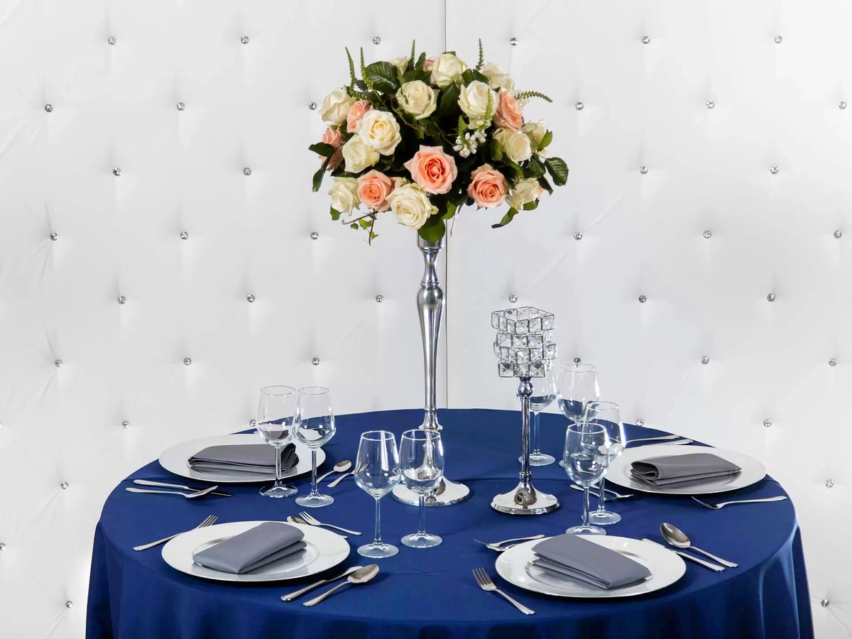 Długie stoły bankietowe z chabrowymi obrusami poliestrowymi – nowoczesna dekoracja sali w kolorze royal blue, wynajem tekstyliów na eventy