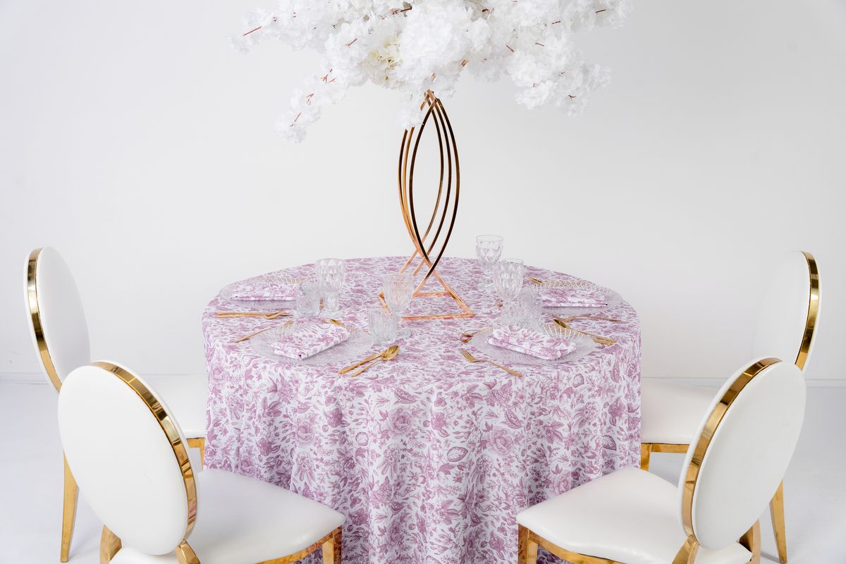 Detal printu kwiatowa łąka w kolorze różowym – akwarelowe kwiaty na obrusie, luksusowe tekstylia dekoracyjne na eventy