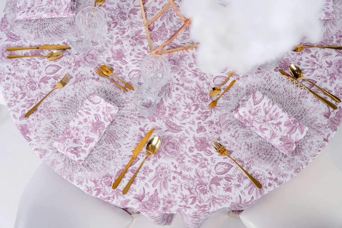 Wynajem obrusu w kwiatową łąkę różową – wzorzysta tkanina eventowa z motywem florystycznym na okrągły stół weselny