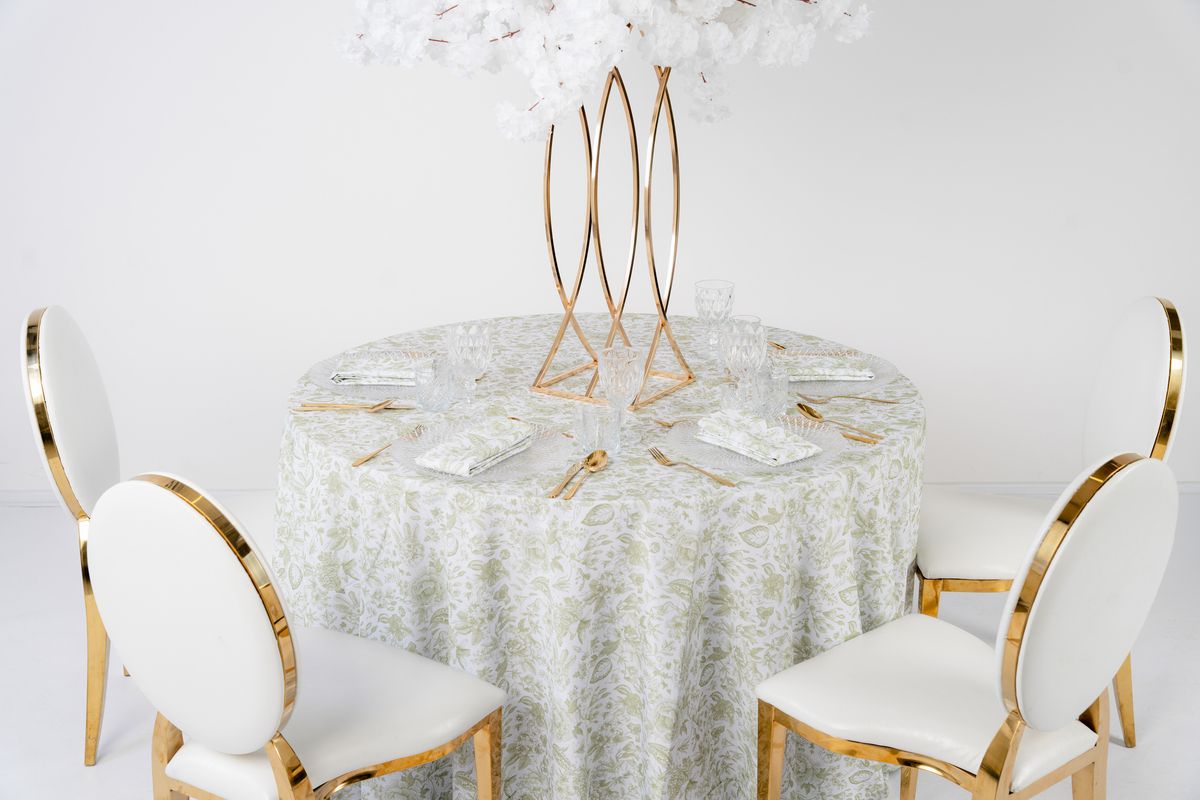 Detal tkaniny obrusu w zielone kwiaty i liście – luksusowy print botaniczny w odcieniach szałwii i mchu, wypożyczalnia tekstyliów eventowych.