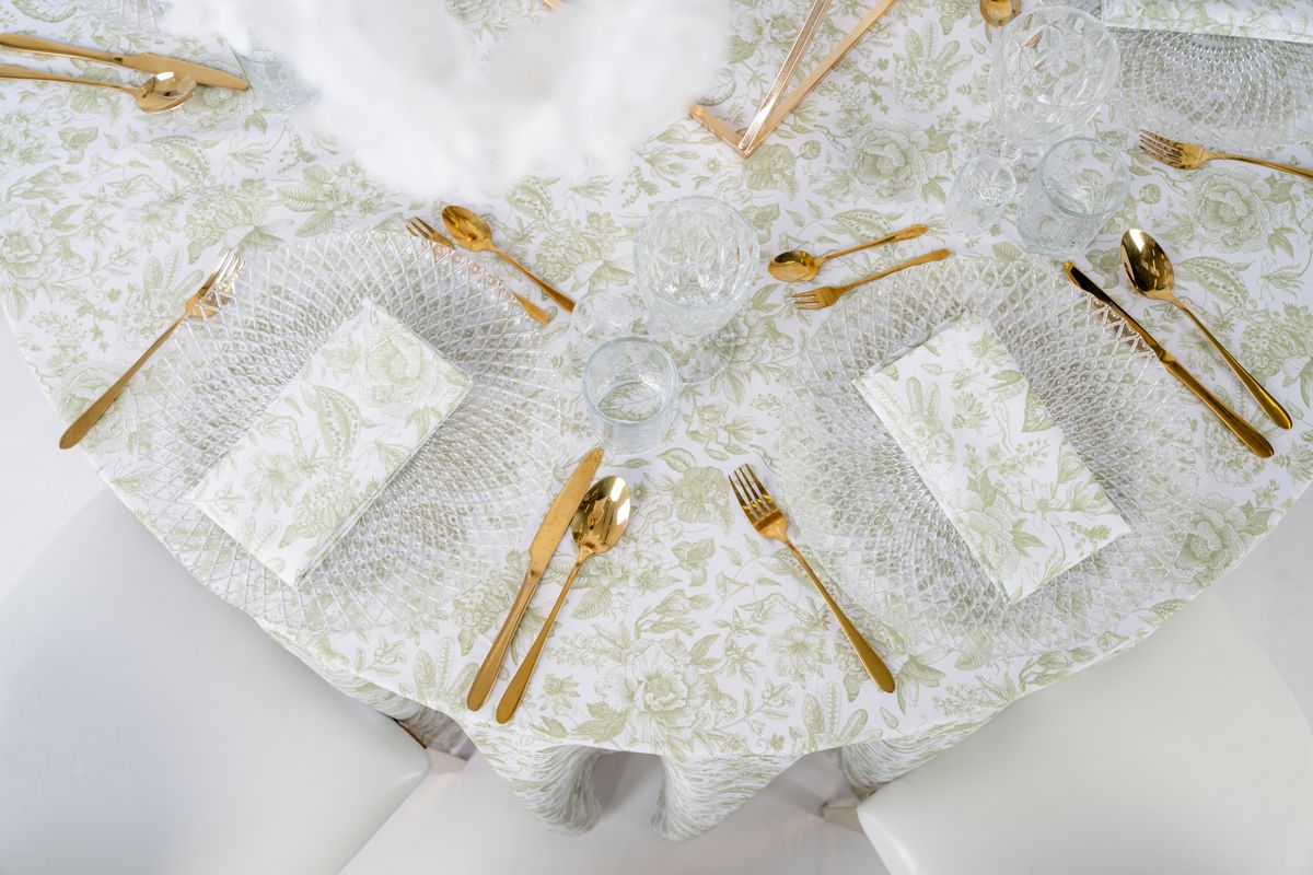 Wynajem obrusu Kwiatowa Łąka Zielona na wesele – wzorzysta tkanina bankietowa w kolorze szałwiowym z motywem botanicznym, styl greenery.