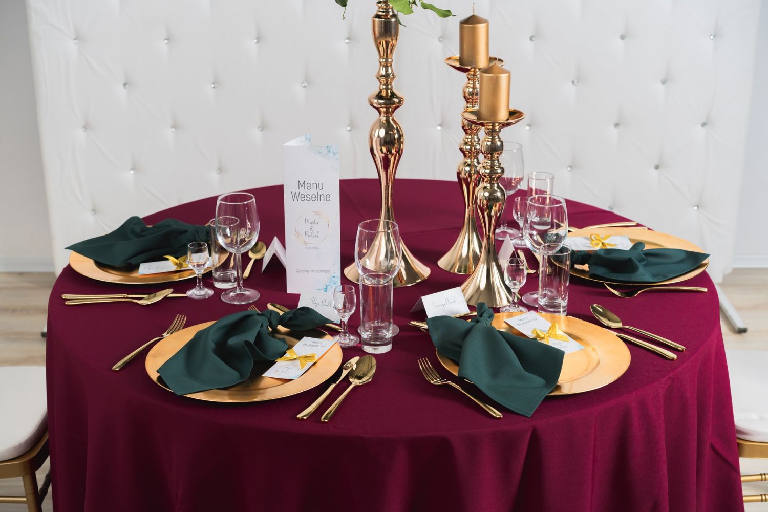 Obrus w kolorze magenta na wynajem Obrus w kolorze magenta na wynajem