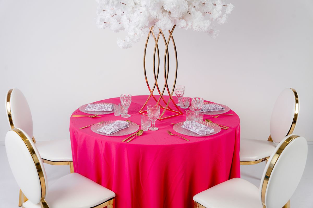 Detal tkaniny poliestrowej w kolorze malinowym – matowy, odporny na zagniecenia obrus na eventy, głęboki odcień fuksji i maliny
