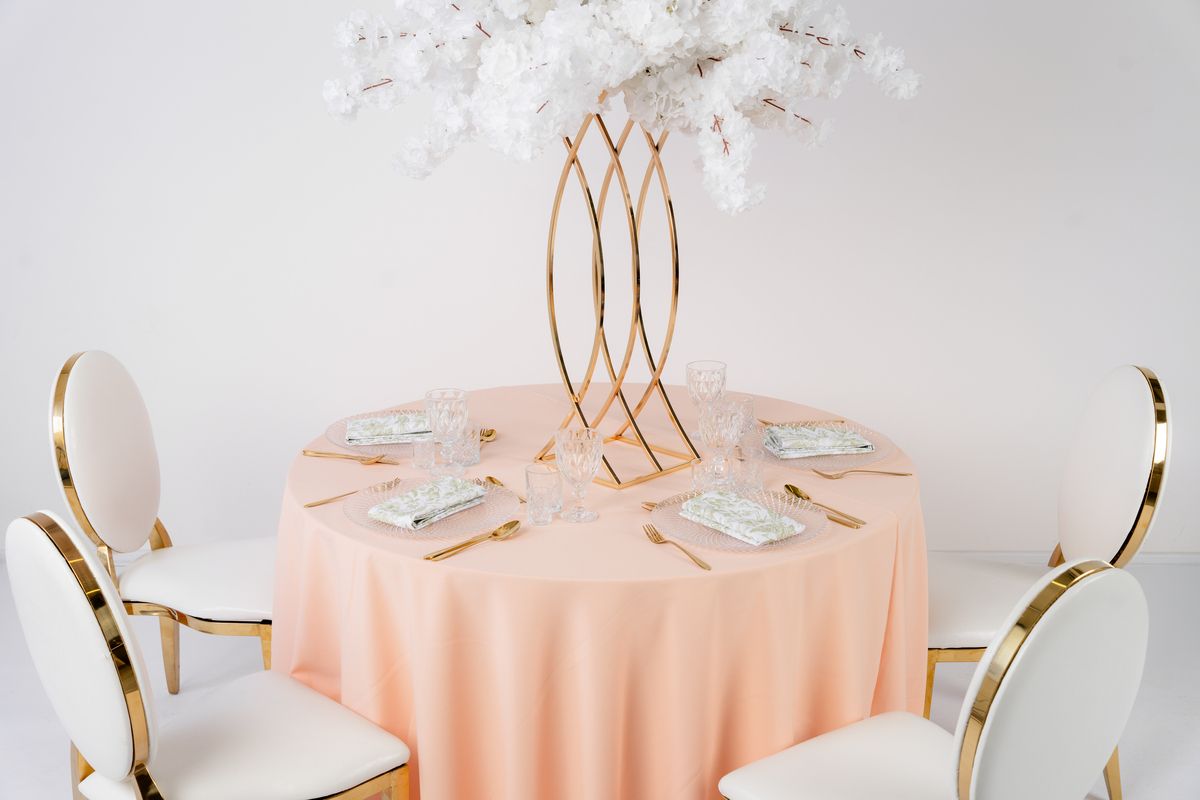 Brzoskwiniowy obrus poliester (odcień Peach) z białymi serwetkami – gładka, odporna na zagniecenia tkanina premium, wypożyczalnia obrusów