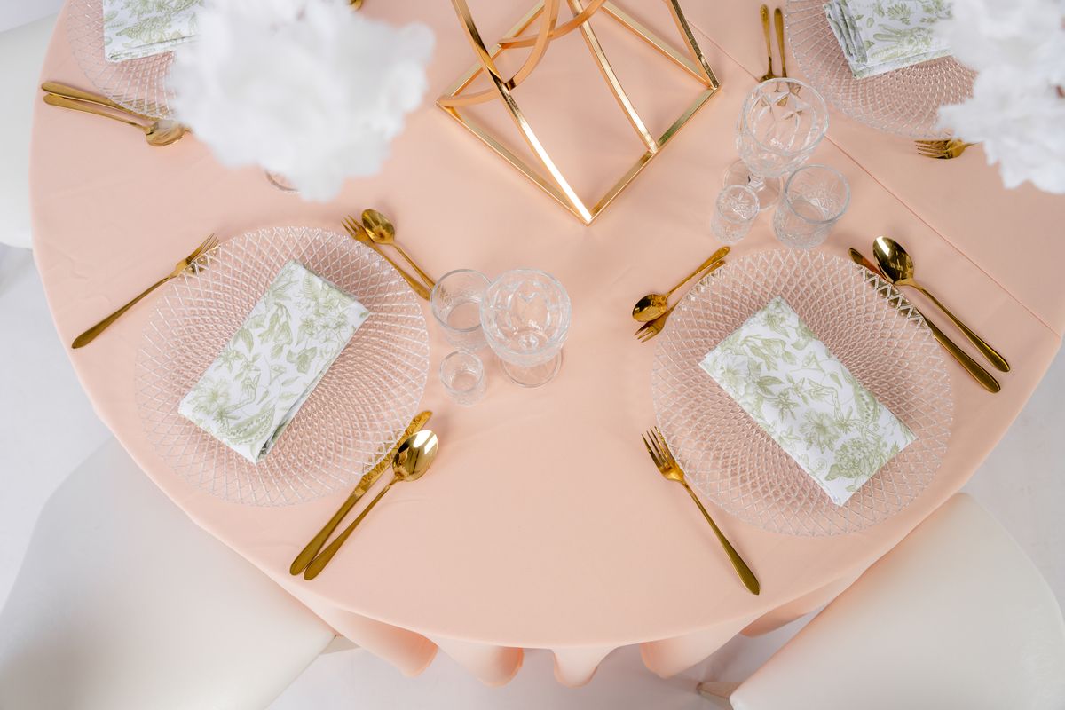 Wynajem obrusu poliestrowego w kolorze peach na wesele – brzoskwiniowa aranżacja stołu w stylu Garden Party, trwałe tekstylia eventowe