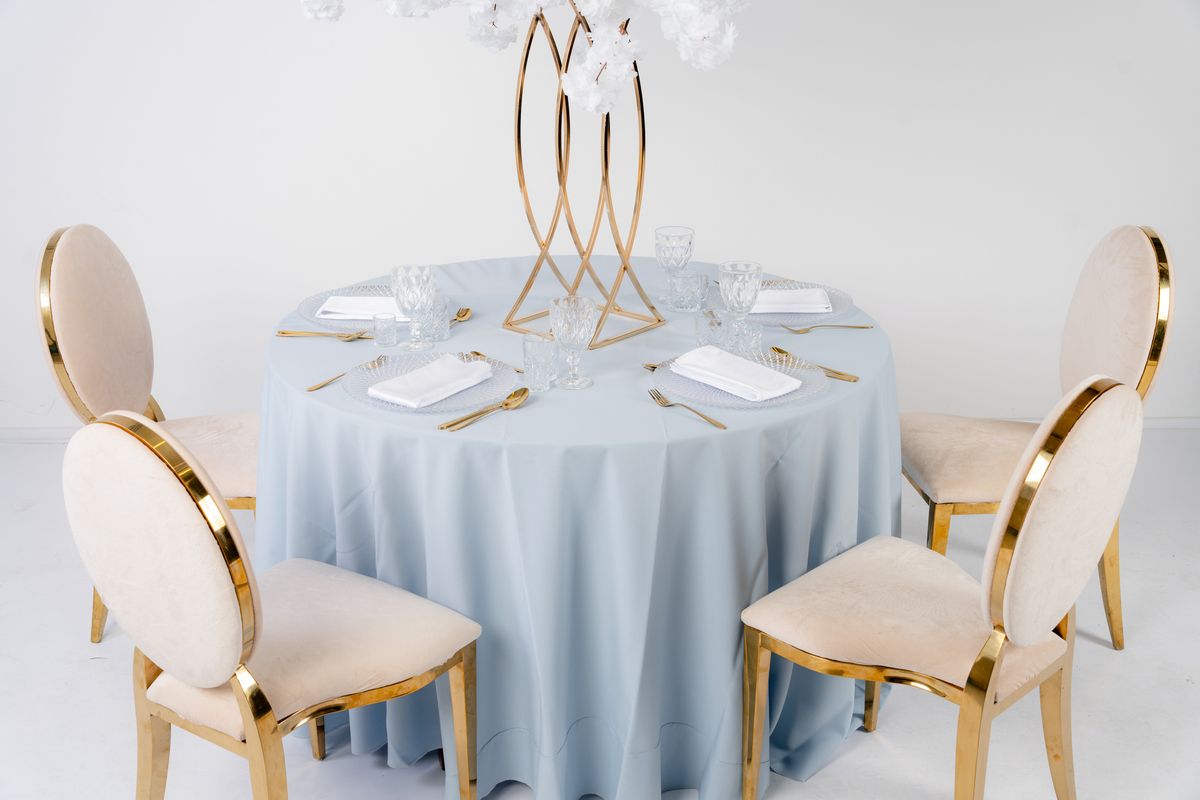 Obrus Sky Blue o matowym wykończeniu z białą porcelaną i srebrnymi sztućcami – wytrzymały poliester na eventy, styl Pastel Modernism