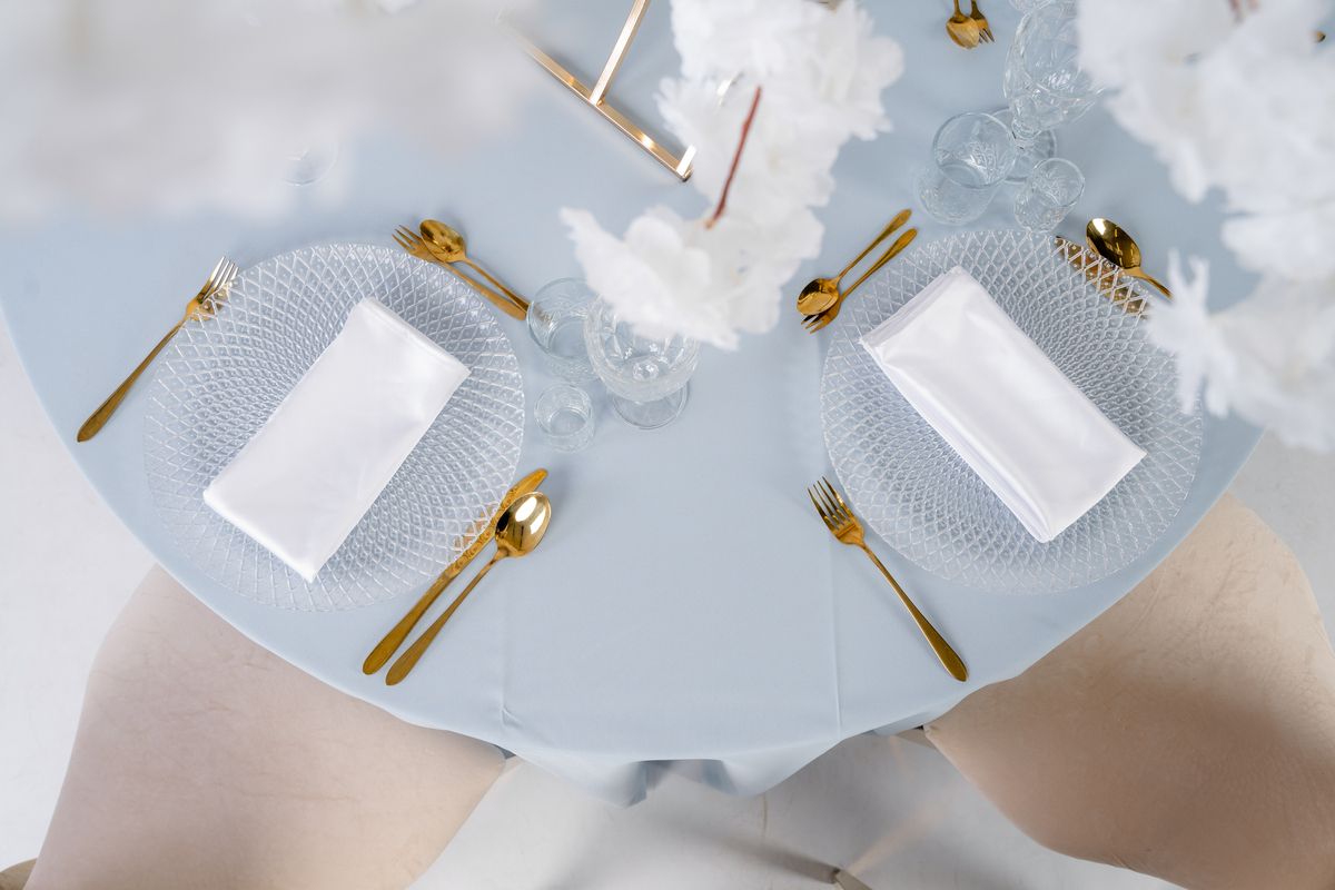 Okrągły jasnobłękitny obrus poliestrowy Sky Blue na stole weselnym – lekka aranżacja w stylu Coastal Grandmother, wynajem tekstyliów eventowych