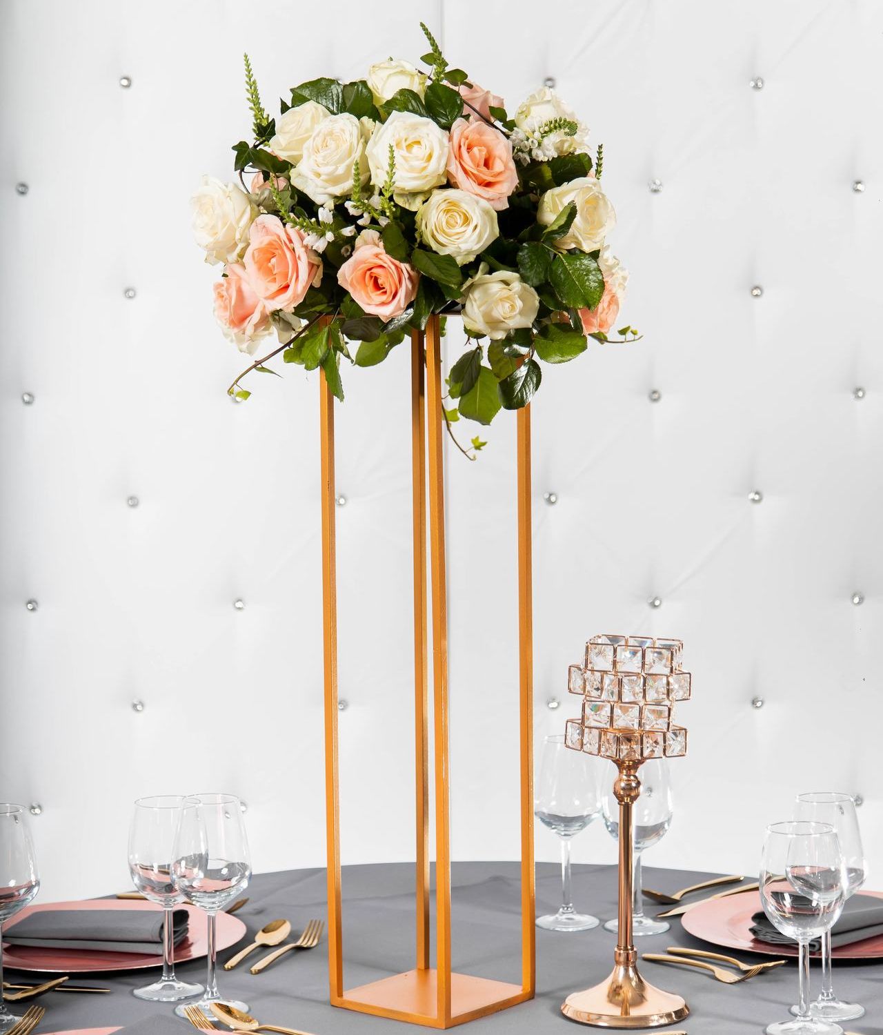 Kwietnik geometryczny złoty Powiedz Tak dekoracje ślubne złote stojaki na kwiaty inspiracje ślubne styl rustykalny styl boho podtalerze Fot: Wave Brand