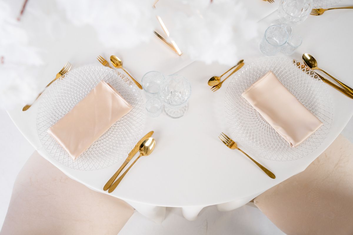 Wynajem białego obrusu welurowego na wesele – luksusowa tkanina velvet o mięsistej strukturze na stole bankietowym, styl Modern Glamour