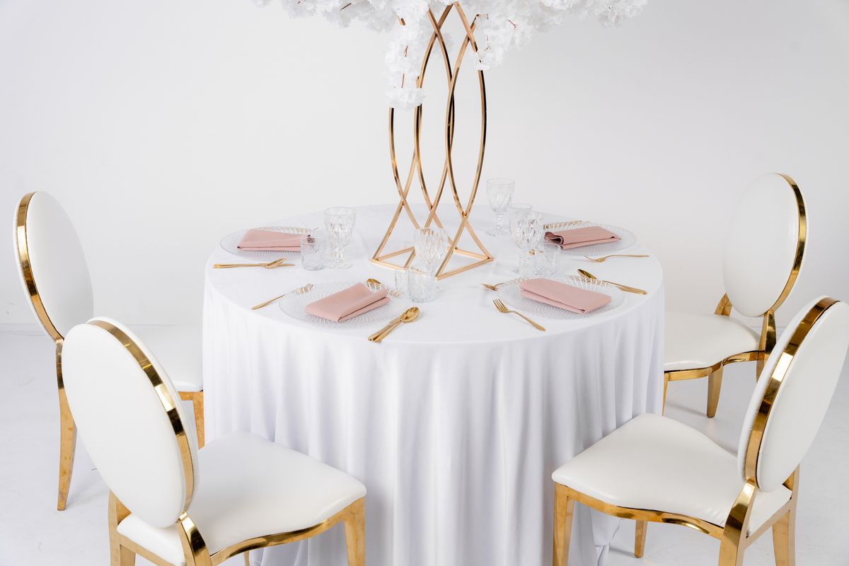 Detal białej tkaniny welurowej – gruby, matowy obrus velvet na eventy, wysoka gramatura materiału, wypożyczalnia tekstyliów premium