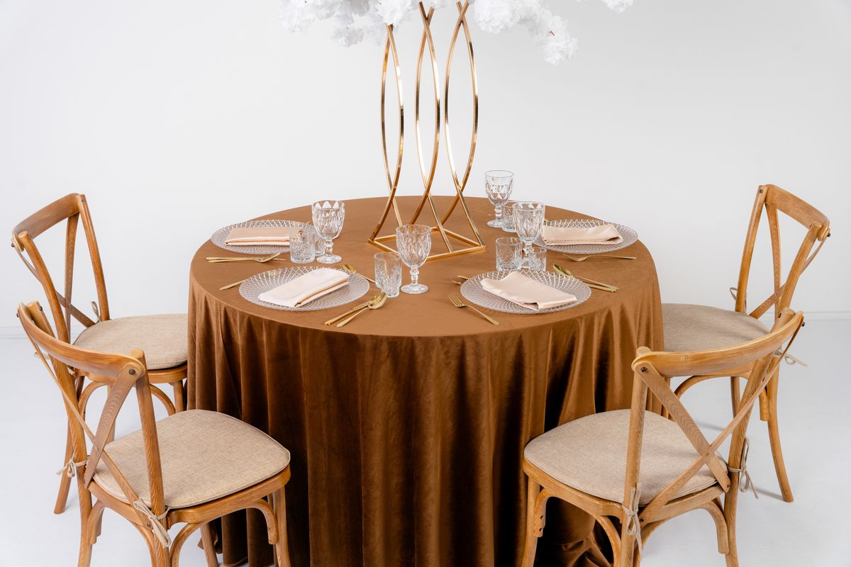 Detal tkaniny welurowej w odcieniu mokka – mięsisty, matowy velvet na eventy, brązowy obrus o szlachetnym połysku, wypożyczalnia tekstyliów