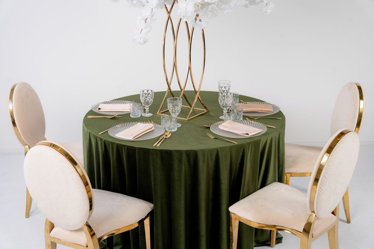 Okrągły obrus welurowy butelkowa zieleń na stole weselnym – luksusowa zastawa w stylu Glamour, wypożyczalnia tekstyliów premium