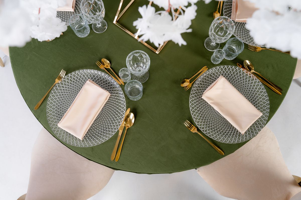 Wynajem obrusu welurowego w kolorze ciemny mech – elegancka aranżacja stołu weselnego w stylu Enchanted Forest, głęboka zieleń leśna tkaniny velvet