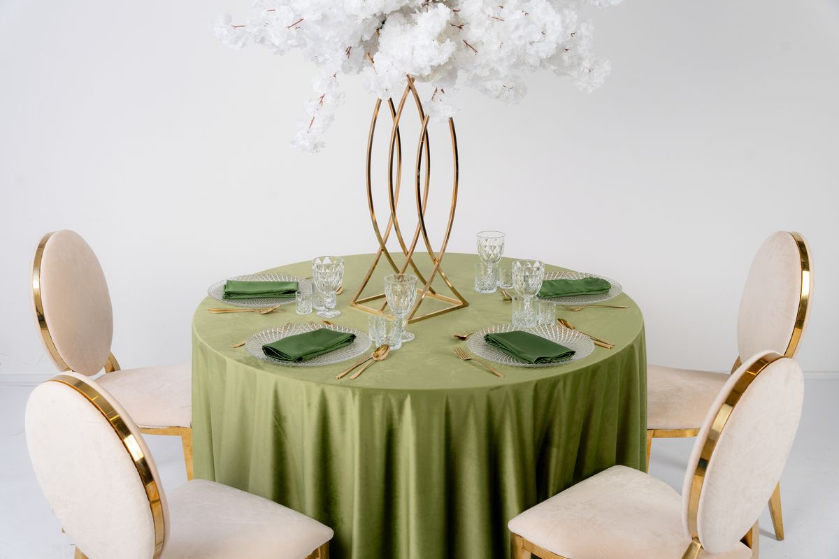 Zbliżenie na groszkowy obrus aksamitny ze złotymi sztućcami – mięsista tkanina welurowa premium, elegancka dekoracja stołu na event