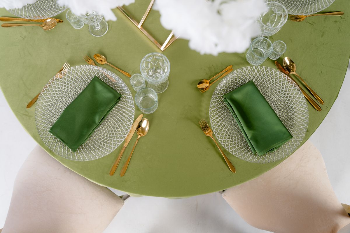 Wynajem obrusu welurowego w kolorze groszkowym na wesele – jasna zieleń velvetu na stołach okrągłych, aranżacja w stylu Garden Party Luxury.